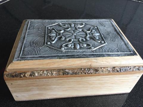 Caja rustica en madera fina con tapa repujada en aluminio, hecha toda a mano