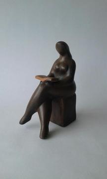 Figura de mujer en cerámica