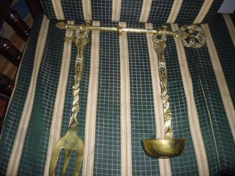 LLave antigua con cucharon y tenedor en bronce antigua de 50 cem c/u