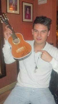 Guitarra firmada por Pipe Bueno