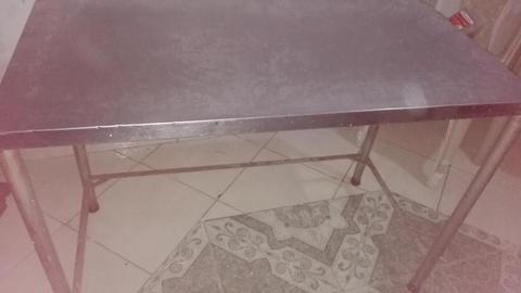 Mesa en acero inoxidable Medidas de la mesa Largo 1205 cm Ancho 61