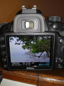 Preciosa Cámara Reflex Nikon, Modelo D3200 con otro Lente de 35mm profesional