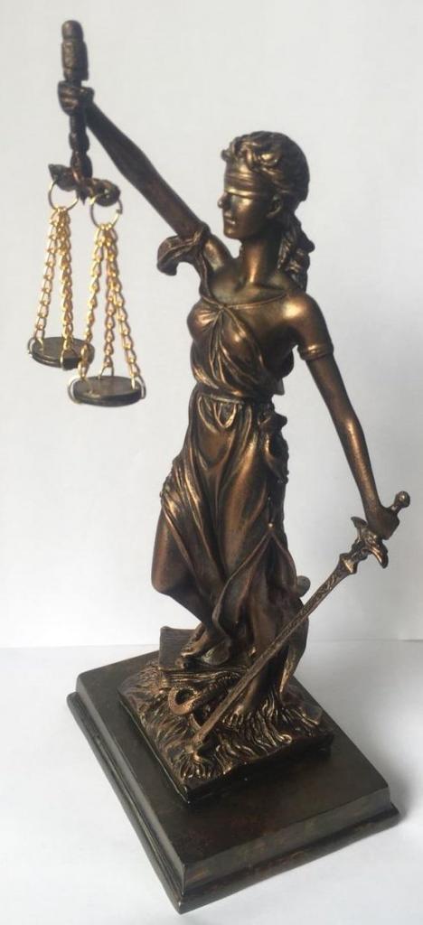 Figura Dama o Diosa de la Justicia Themis Temis elaborada en resina Base Cuadrada