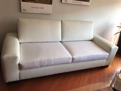 Espectacular mueble de cuero blanco