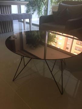 mesa de centro redonda con vidrio templado