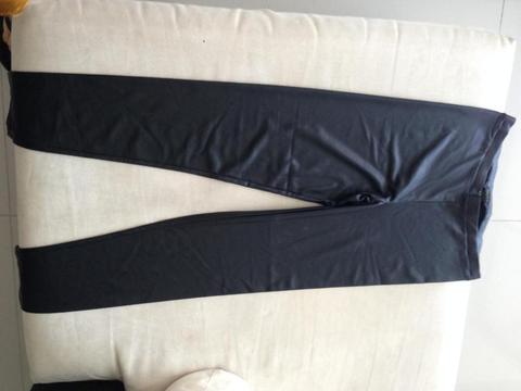 VENDO PANTALON DE CUERO TALLA S, COLOR NEGRO