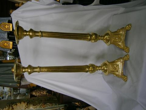 CANDELABROS BRONCE UNA VELA BASE TRIANGULAR CON FIGURA CORAZON FLORES, PRECIO X C/U