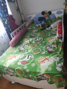 Cama Cuna Mickey 1.20 con cuadros de mickey y pluto