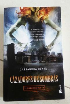 Se Vende Libro: Cazadores de Sombras