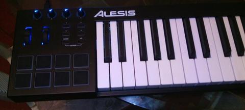 Controlador MIDI Alesis V49