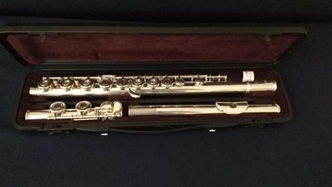 Flauta trasversa marca Yamaha, modelo YFL281