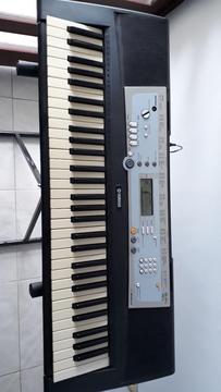 Organeta Yamaha E203 con Base