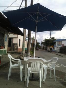 Vendo parasol de 2.5 metros color azul con su base, mesa y 4 sillas