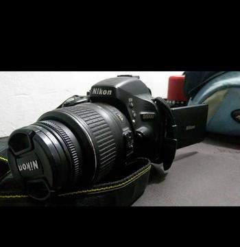 Vendo camara Nikon 5100 con lente de 1855 55300 buen estado Viene contripode