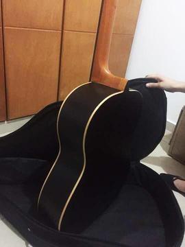 Guitarra Acústica con Estuche y Púa