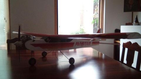 AEROMODELO CON CONTROL FUTABA