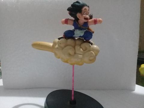 Dragon Ball. Goku con su báculo sobre la nube voladora. Figura original antigua