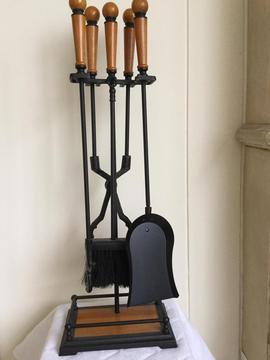 Herramientas chimenea. Nuevas. Italianas. Alto: 73 cm. Ancho: 24 cm. Fondo: 17 cm