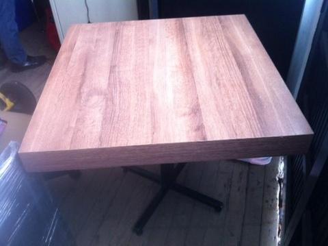 mesa en madera con base de hierro