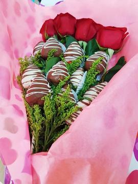 Ramos de deliciosas fresas con chocolate y rosas