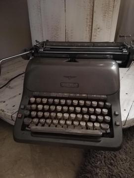 Maquina de escribir antigua vintage, sin cartuchos, funciona!