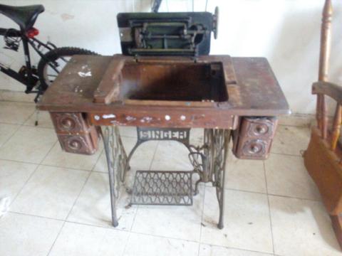 Maquina de Coser Antigua con Mueble