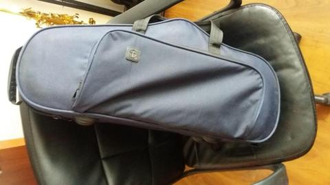 Estuche duro tipo morral para saxo alto