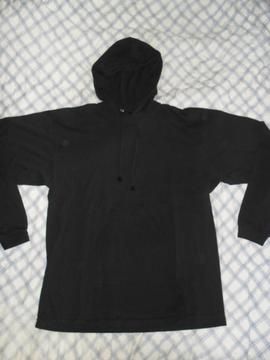 Camiseta manga larga con capucha, camibuso con capucha color negro