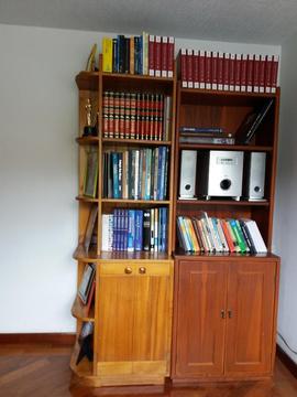 Biblioteca en Madera con Enciclopedias