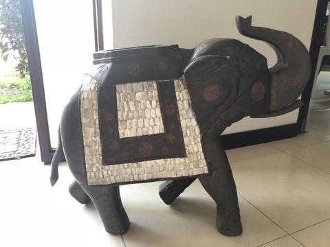 Elefante de la india en madera con bronce y madreperla