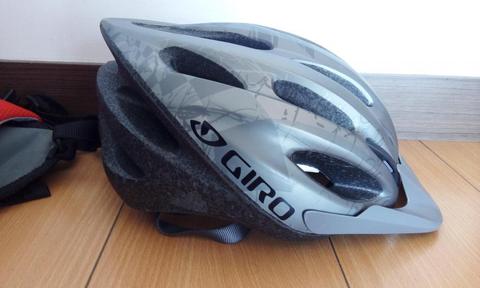 Se vende Casco Bicicleta GIRO y Morral porta Agua excelente estado