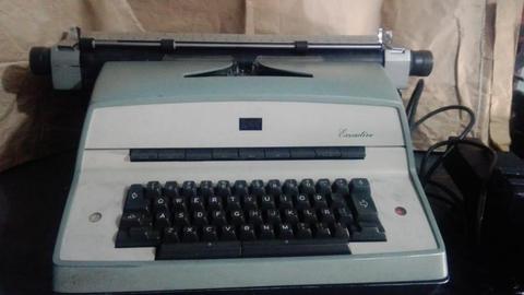 Maquina de escribir eléctrica IBM Excutive