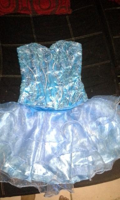 vestido de fiesta azul cielo
