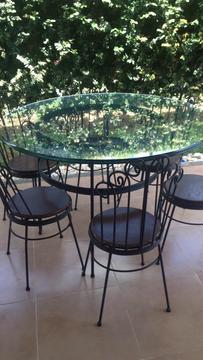 Un Comedor con Mesa de Vidrio 6 Cm