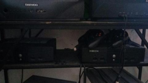 Sevende Xbox con Televisores Y Mesa