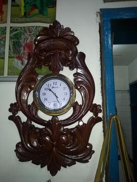 Hermoso Reloj Encrustado en Madera