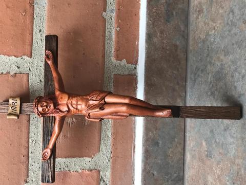 Cristo tallado en madera