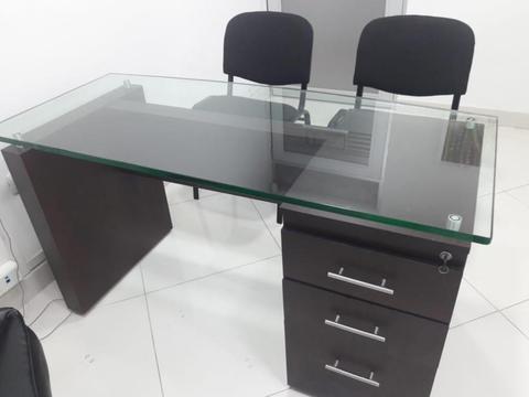 escritorio y sillas para oficina