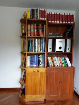 Biblioteca Madera con Enciclopedia