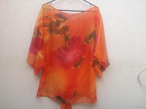 Blusón naranja estampado en rosas talla M, usada