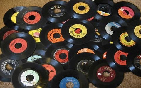 Coleccion Sencillos Musicales Singles 45 rpm Vinilos Long Play LP Acetatos Discos Tapes Musica Antigüedades Vintage
