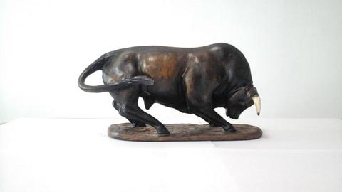 Vendo pequeñas esculturas de toros a precio económico