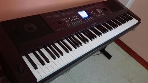 Piano Yamaha DGX 650 Usado