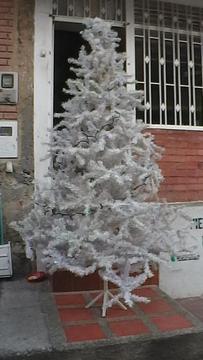 ARBOL NAVIDEÑO GRANDE, DOS METROS DE ALTURA POR UNO VEINTE DE DIAMETRO