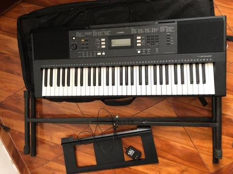 Combo Teclado Organeta Yamaha PSRE363 USADO Con Adaptador, forro Y Base