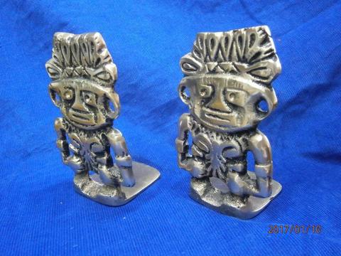 2PORTALIBROS O SOSTENEDORES DE LIBROS EN BRONCE CON FIGURAS INDIGENAS , PRECIO X C/U
