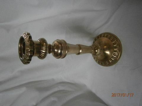 CANDELABRO EN BRONCE UNA VELA CON BASE REDONDA FIGURAS REDONDAS , INDIA