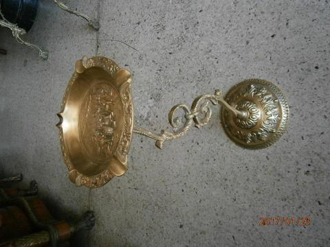 CENICERO DE PISO EN BRONCE CON FIGURA HOMBRE BARRIL