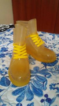 SE VENDE BOTAS TRANSPARENTES EN COLOR AMARILLO