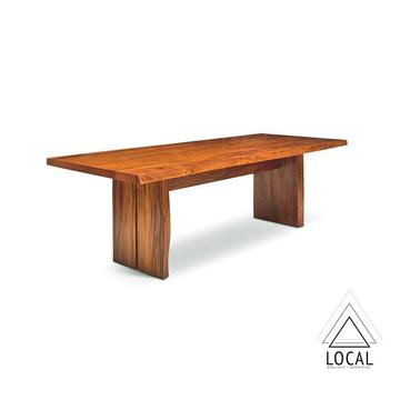 Mesa de comedor en madera natural de 140 cm. 6 puestos